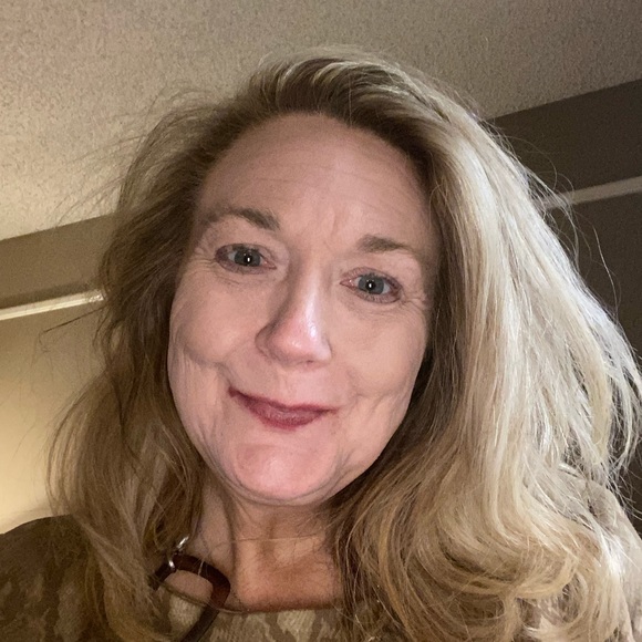 Meet your Posher, Amanda - Picture 2 of 4